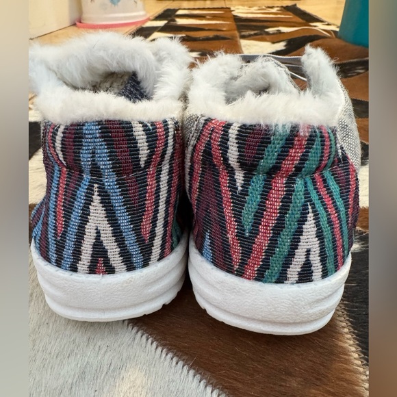 Size 9.5 Tommy Bahama slip on shoes. Like new condition worn maybe once or twice - Picture 3 of 6